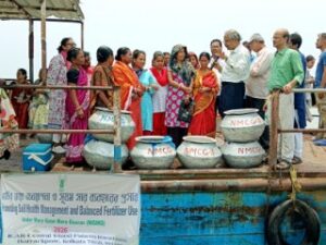 পশ্চিমবঙ্গে সুষম সার ব্যবহারের ওপর অনন্য নৌকা-ভিত্তিক সচেতনতা অভিযানের সূচনা করল আইসিএআর-সিআইএফআরআই (ICAR-CIFRI)