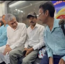 মেট্রোতে যাত্রীদের সঙ্গে মতবিনিময় করলেন রেলমন্ত্রী